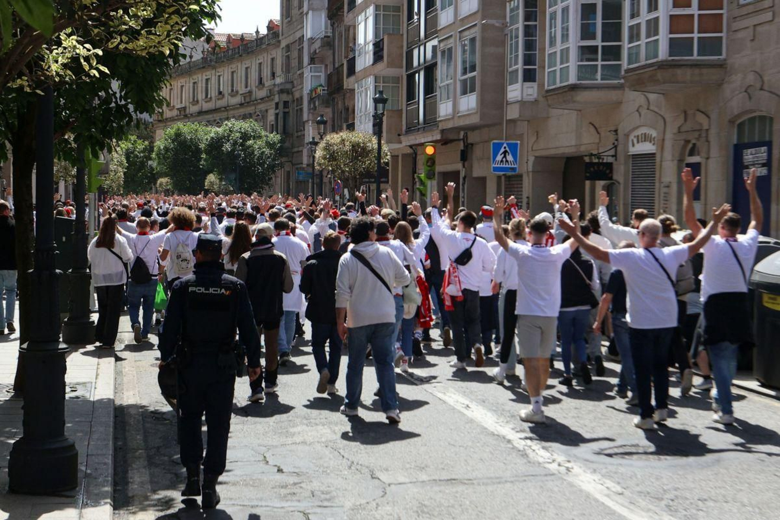 La Policía, conduciendo a los aficionados del Friburgo al estadio, una medida común a las aficiones rivales.