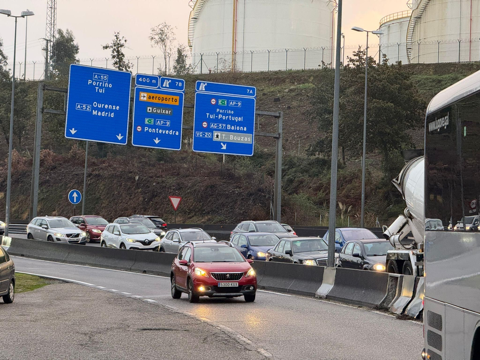 Retenciones ayer por la mañana en la entrada a Vigo desde Puxeiros en la A-55