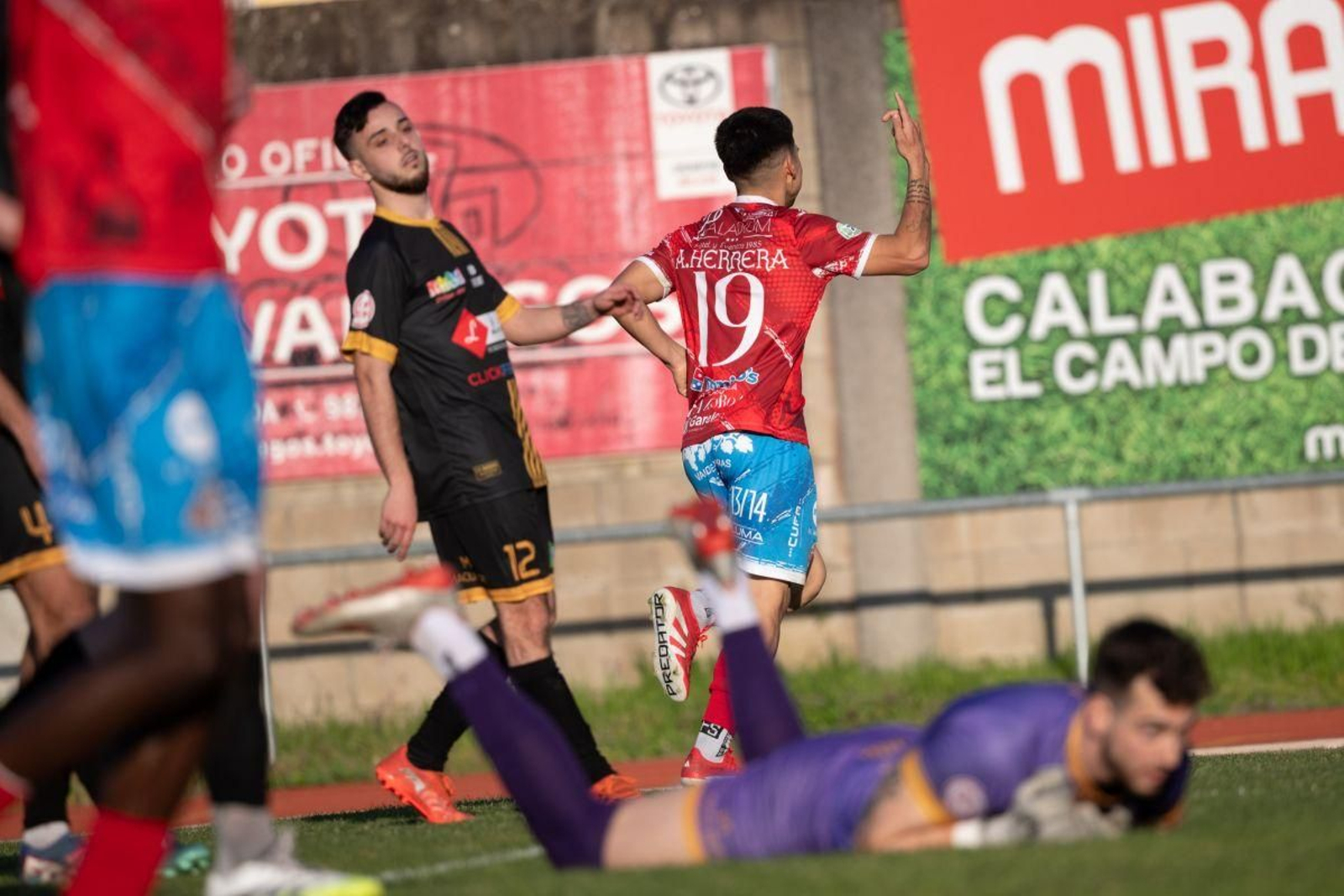 Ariel Herrera celebra el primer tanto logrado ante la UD Barbadás en el derbi que acabaría con triunfo del conjunto valdeorrés.