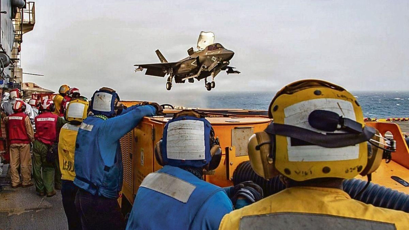 Un caza estadounidense en el mar Arábigo, cerca del estrecho de Ormuz.