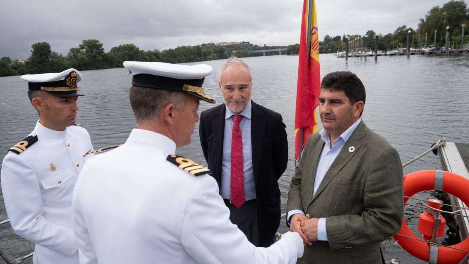 Pedro Blanco saludó a los miembros de la Armada Española.
