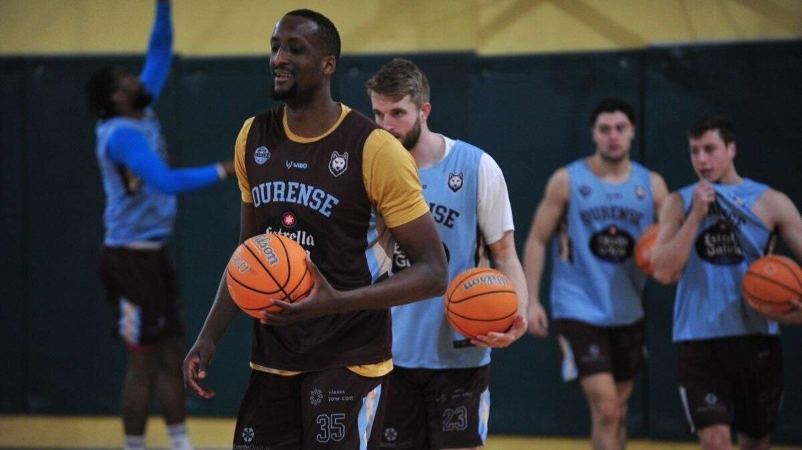 Varios jugadores del COB preparan el partido de esta noche ante el Zamora en el Pazo. (Foto: José Paz)