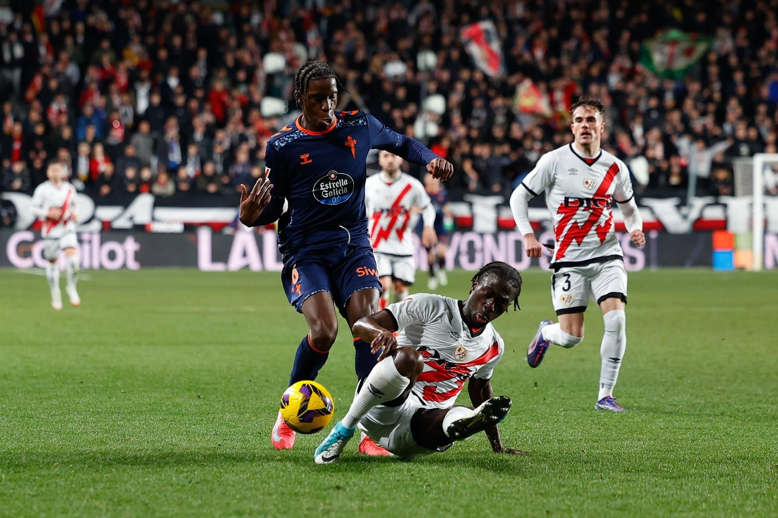 Ilaix pelea un balón con Mumin, durante el Rayo Vallecano-Celta.
