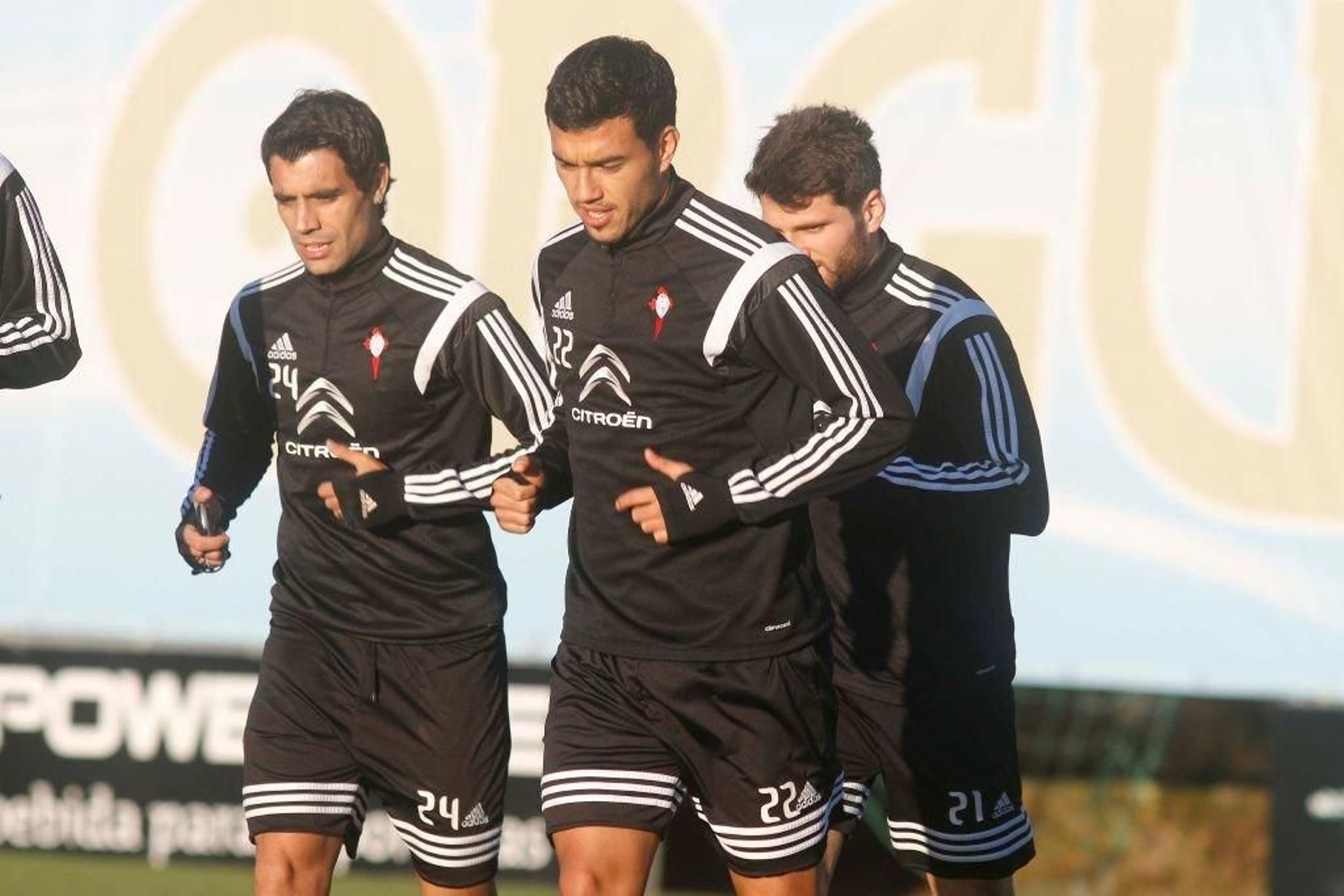 Gustavo Cabral, en la imagen entre Augusto y Radoja, no quiere perderse tampoco el partido de mañana en el Bernabéu.