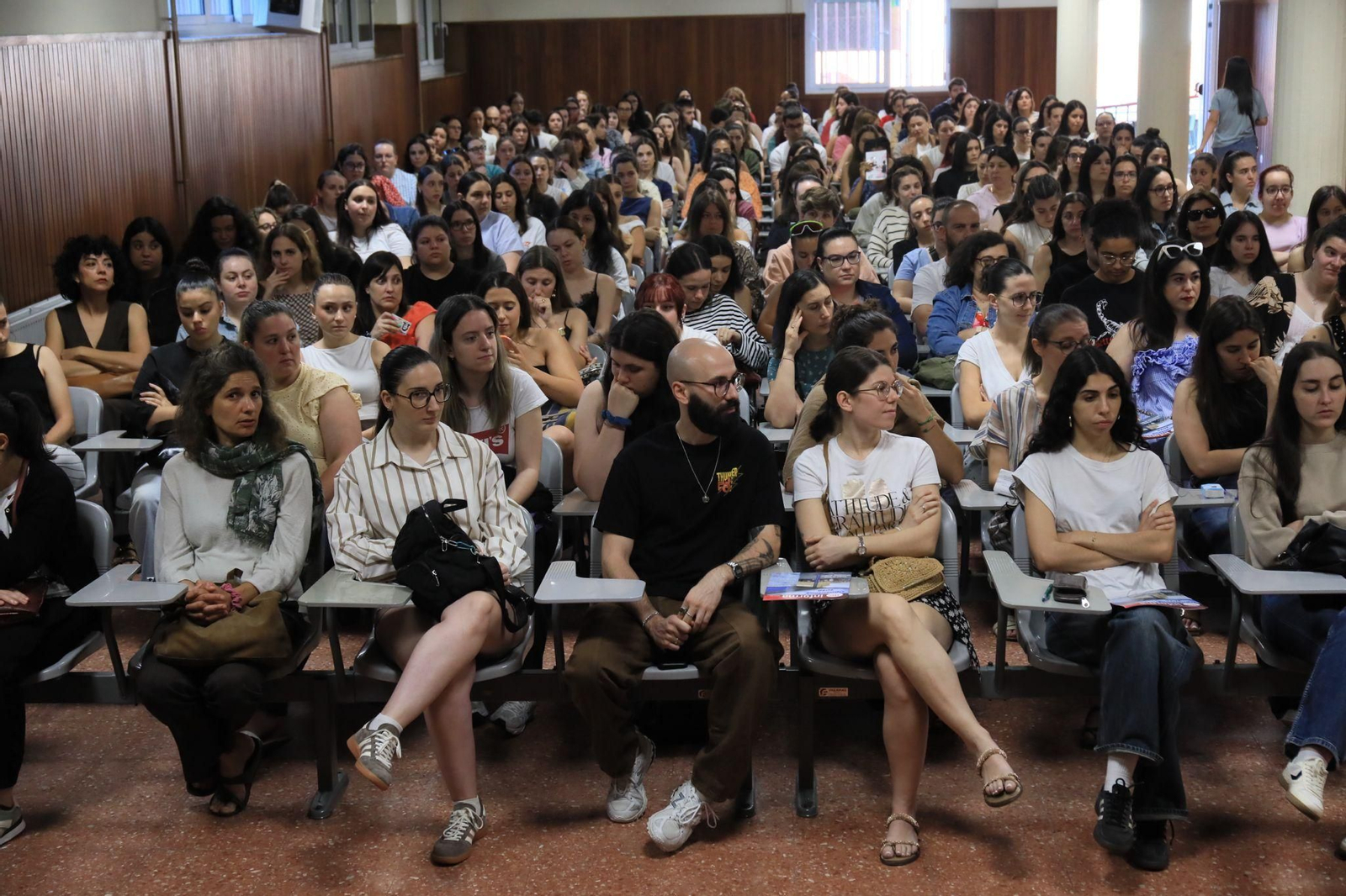 Galería | 1.500 opositores de Educación para 15 plazas en Ourense y muchos nervios en las aulas