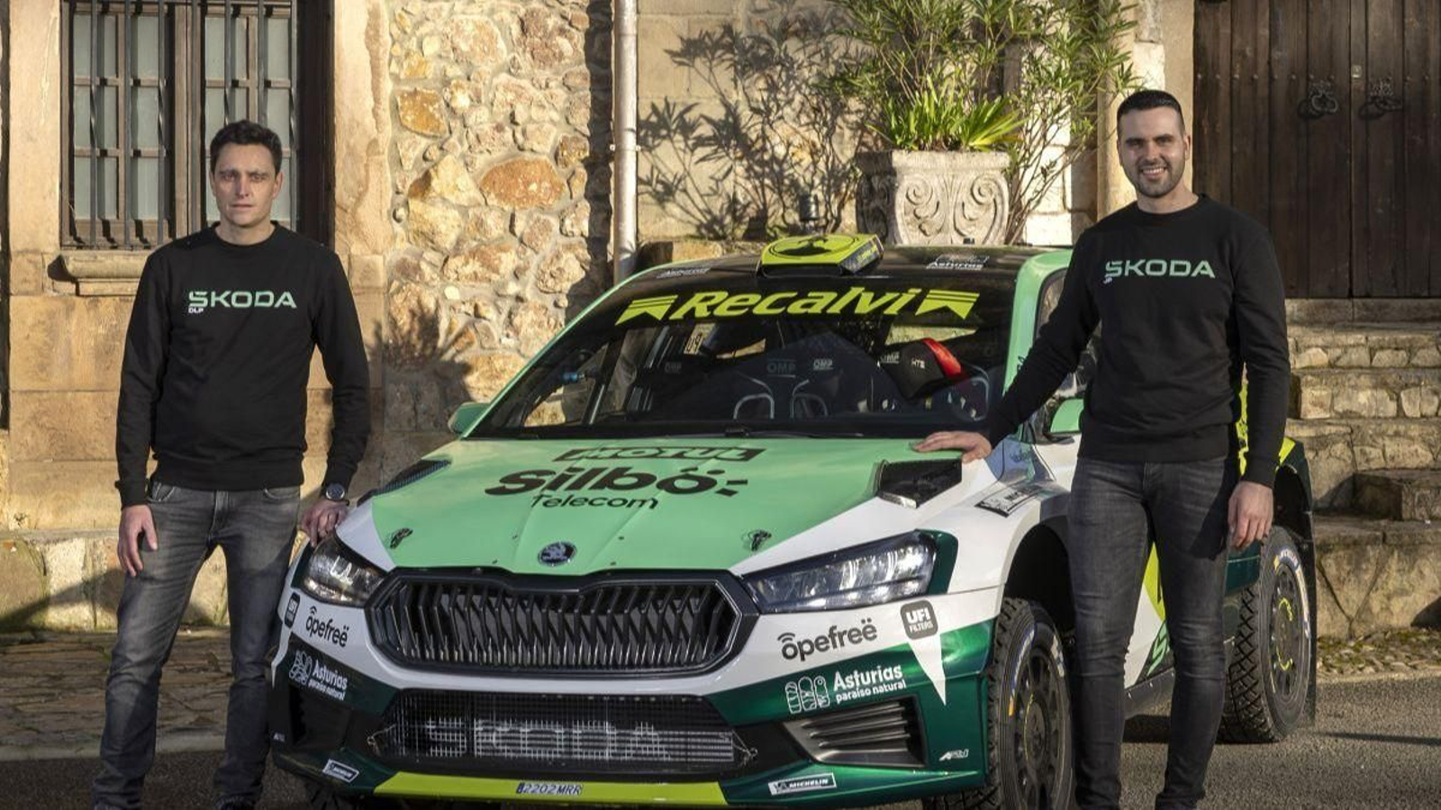 El copilto asturiano y el piloto gallego posan con el nuevo Skoda Fabia RS Rally2.