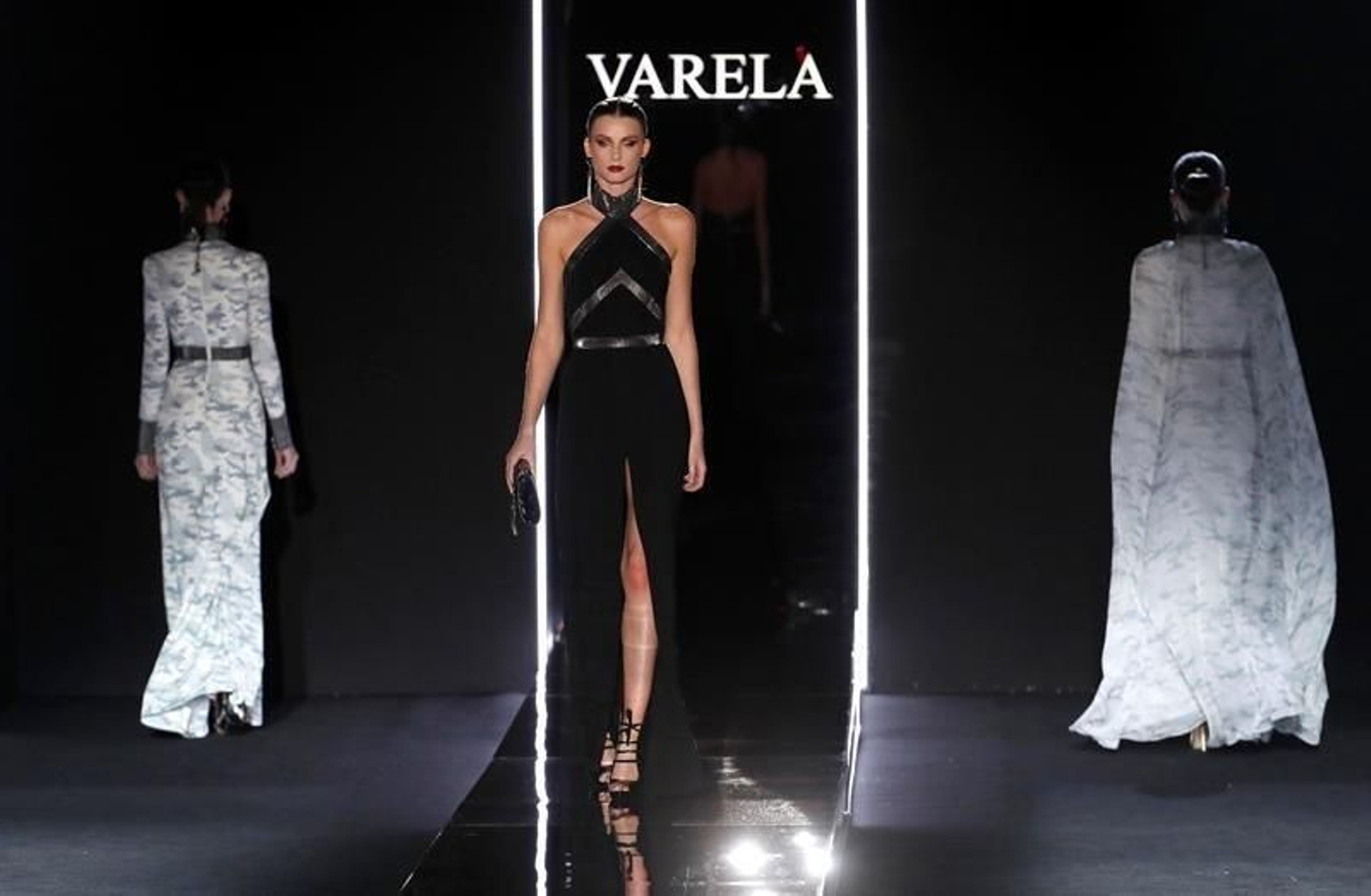 Varias modelos lucen las creaciones de Varela para la temporada otoño-invierno 2016-17. (CHEMA MOYA)