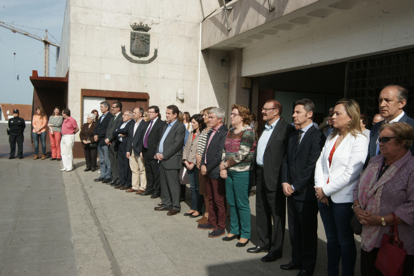 Los miembros de la corporación, ayer, durante la concentración.