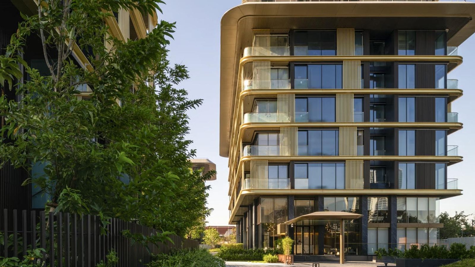 Exterior de uno de los nuevos bloques de viviendas diseñados por Foster+Partners en Bangkok