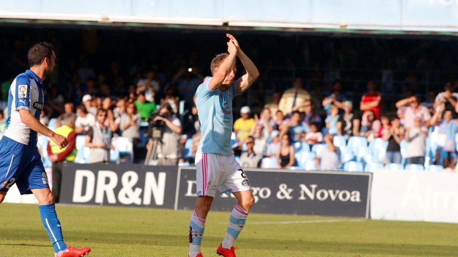 Krohn-Dehli aplaude a la afición celeste en sus últimos segundos como futbolista del Celta.