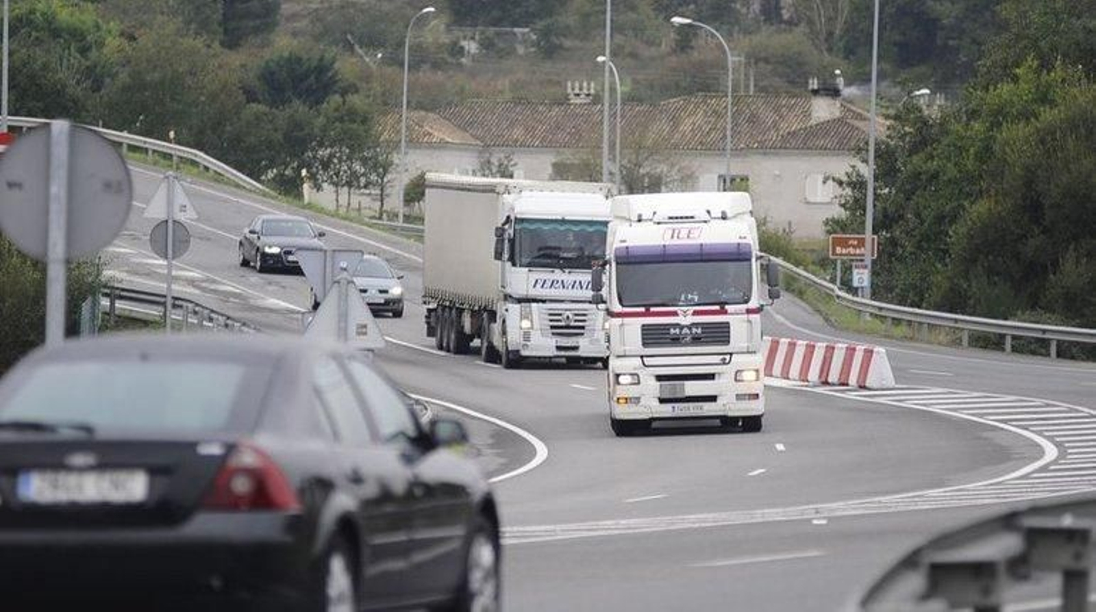 Camiones en la carretera.