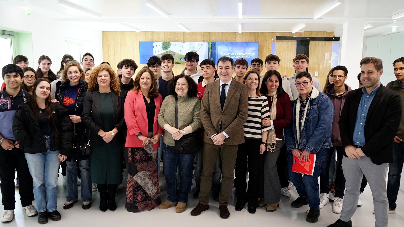 Foto de familia de la visita.