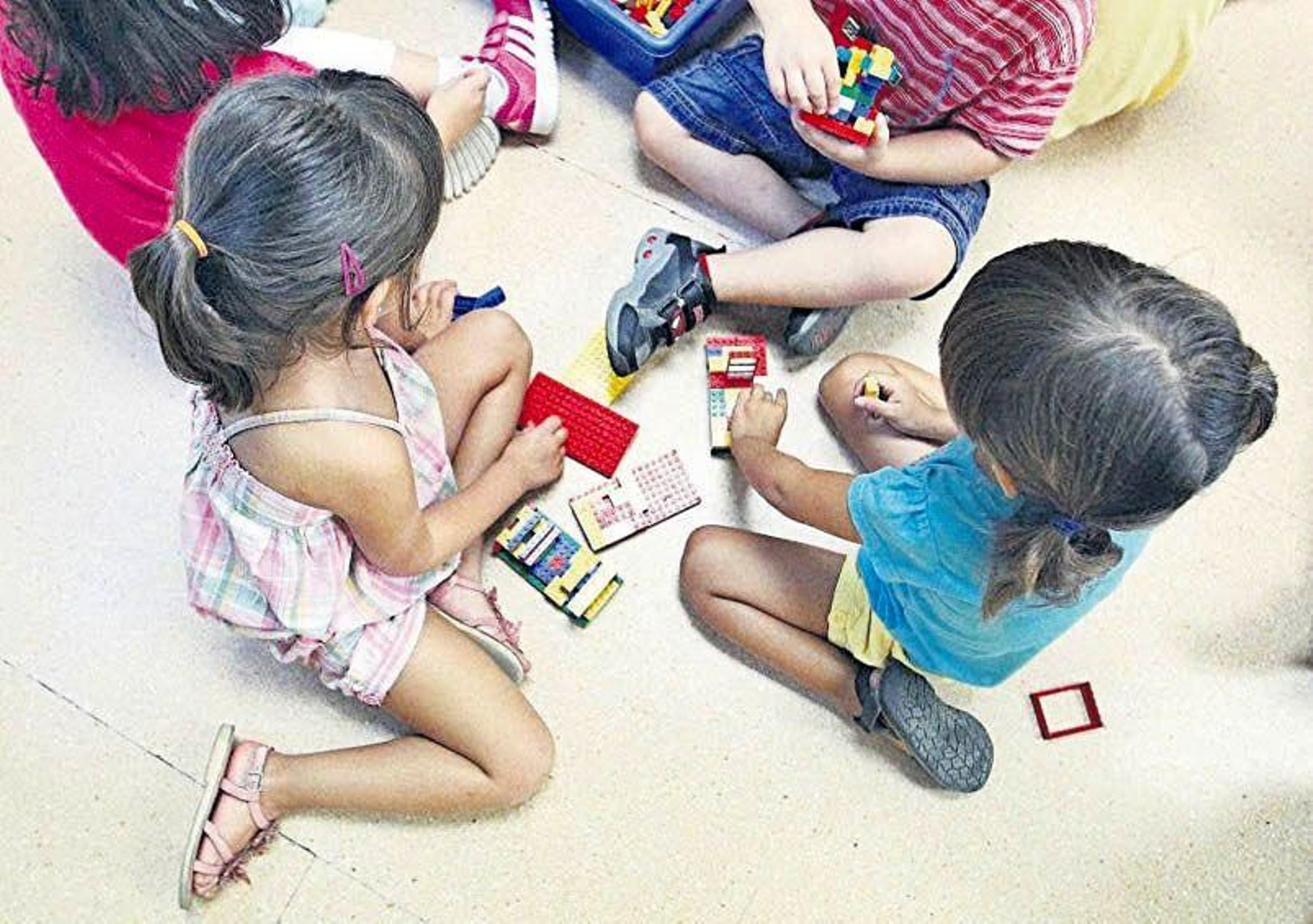 Niños en sus juegos con diferentes tipos de calzado.