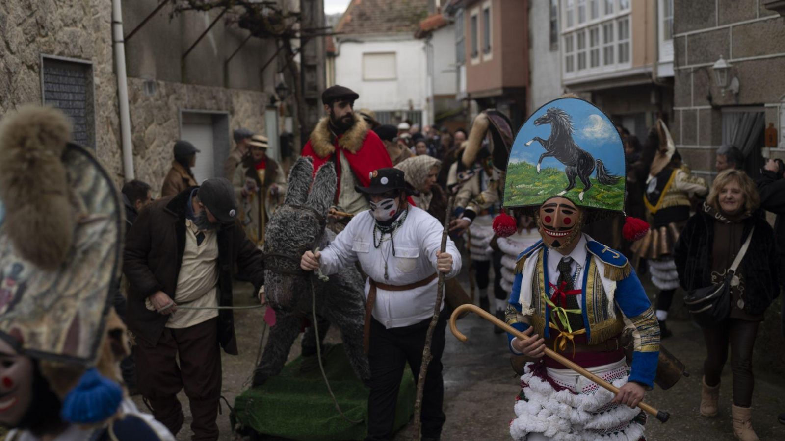 O percorrido do Reinado polas rúas das aldeas foi moi animado.