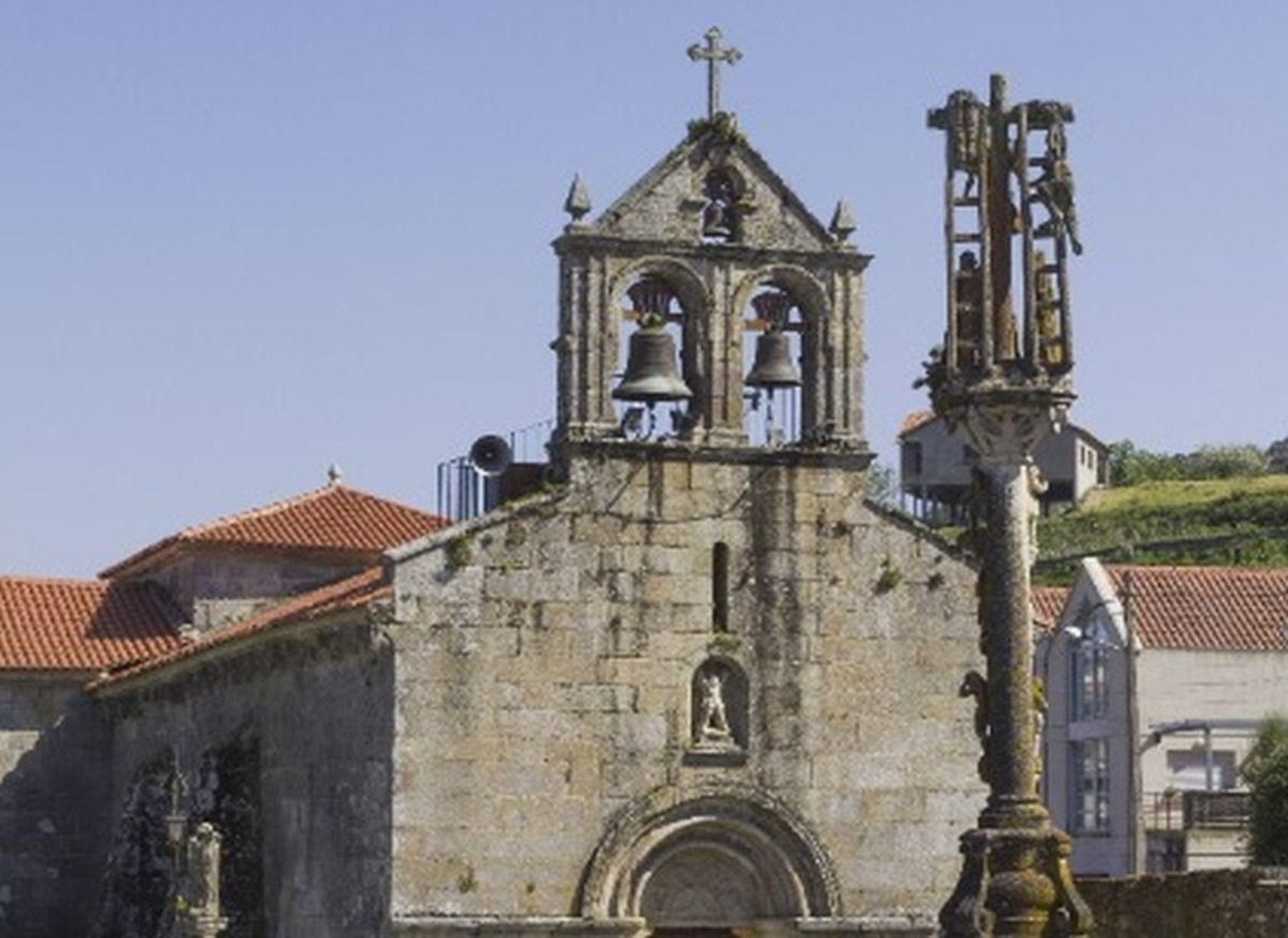 Cruceiro do Hío en el atrio de l iglesia de San Andrés.