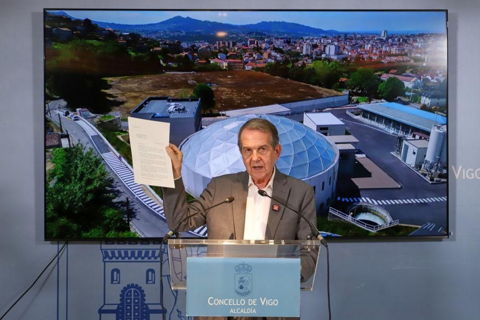 El alcalde Abel Caballero mostrando este martes en el Concello la carta que envió a Rueda.
