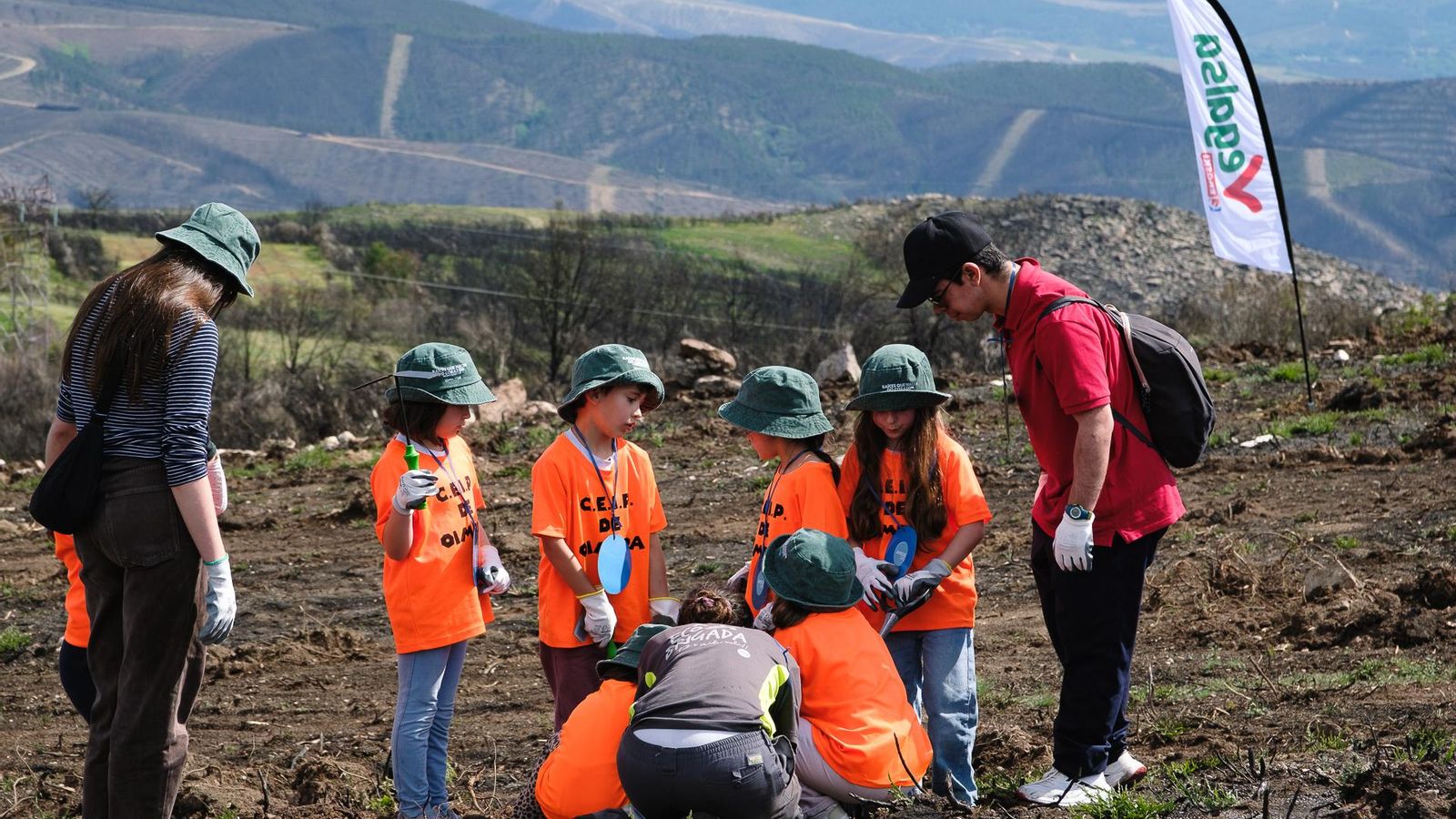Un grupo de pequeños ourensanos, manos a la obra.