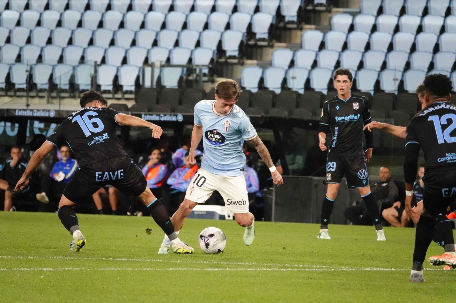 El celeste Óscar Marcos recorta a un jugador tinerfeño, ayer en Balaídos.