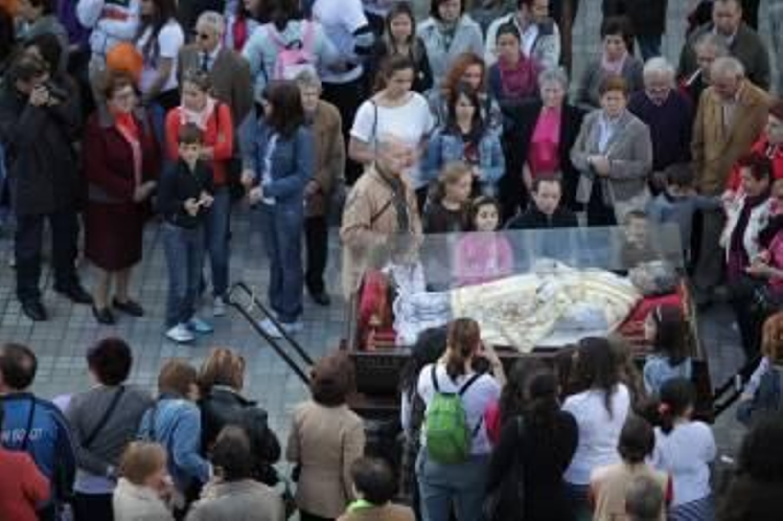 Muchos fieles quisieron ver de cerca las reliquias de Don Bosco una vez en el patio del centro educativo. (Foto: FOTOS: JOSÉ PAZ)