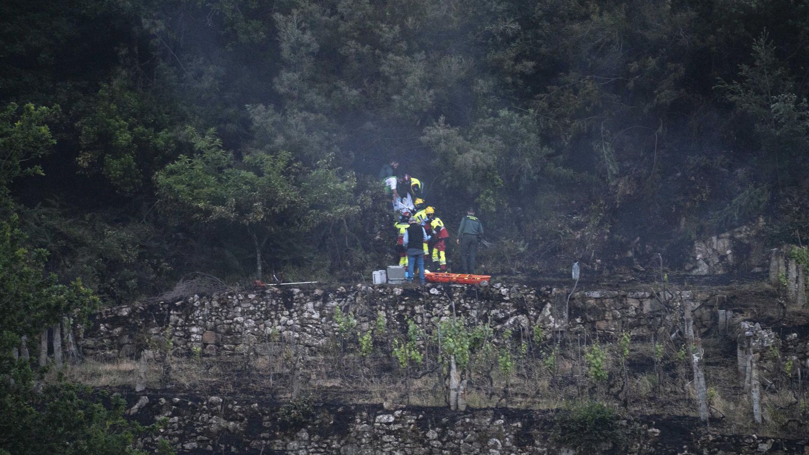 Servicios de emergencias en el lugar del siniestro, en una finca de difícil acceso rescatando el cuerpo del fallecido.