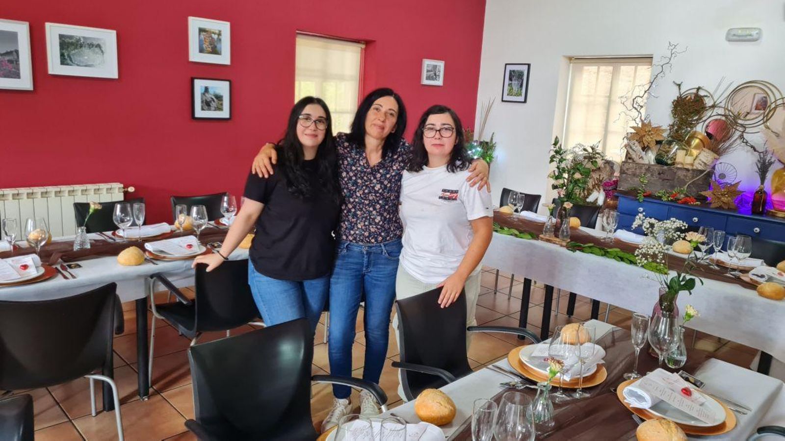 Chabeli Fernández, con sus hijas en su restaurante.