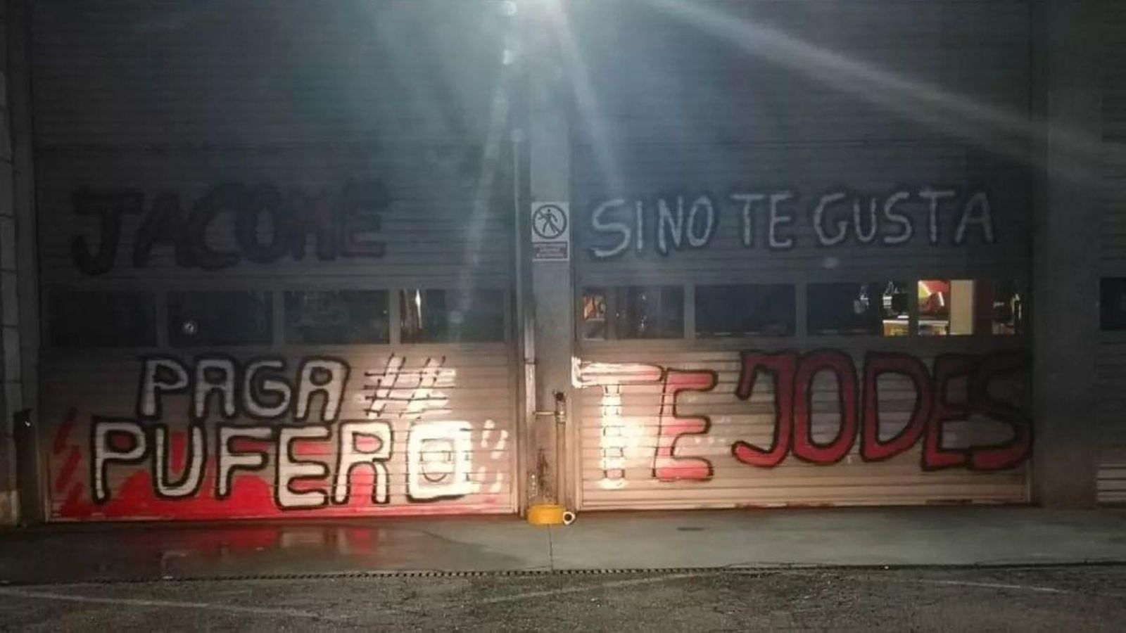 Pintadas contra Jácome en el parque de bomberos.