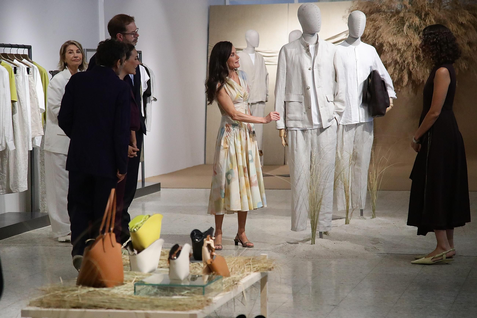 Galería | Desde la exposición hasta los talleres, el recorrido de la reina Letizia por Adolfo Domínguez en su 50 aniversario