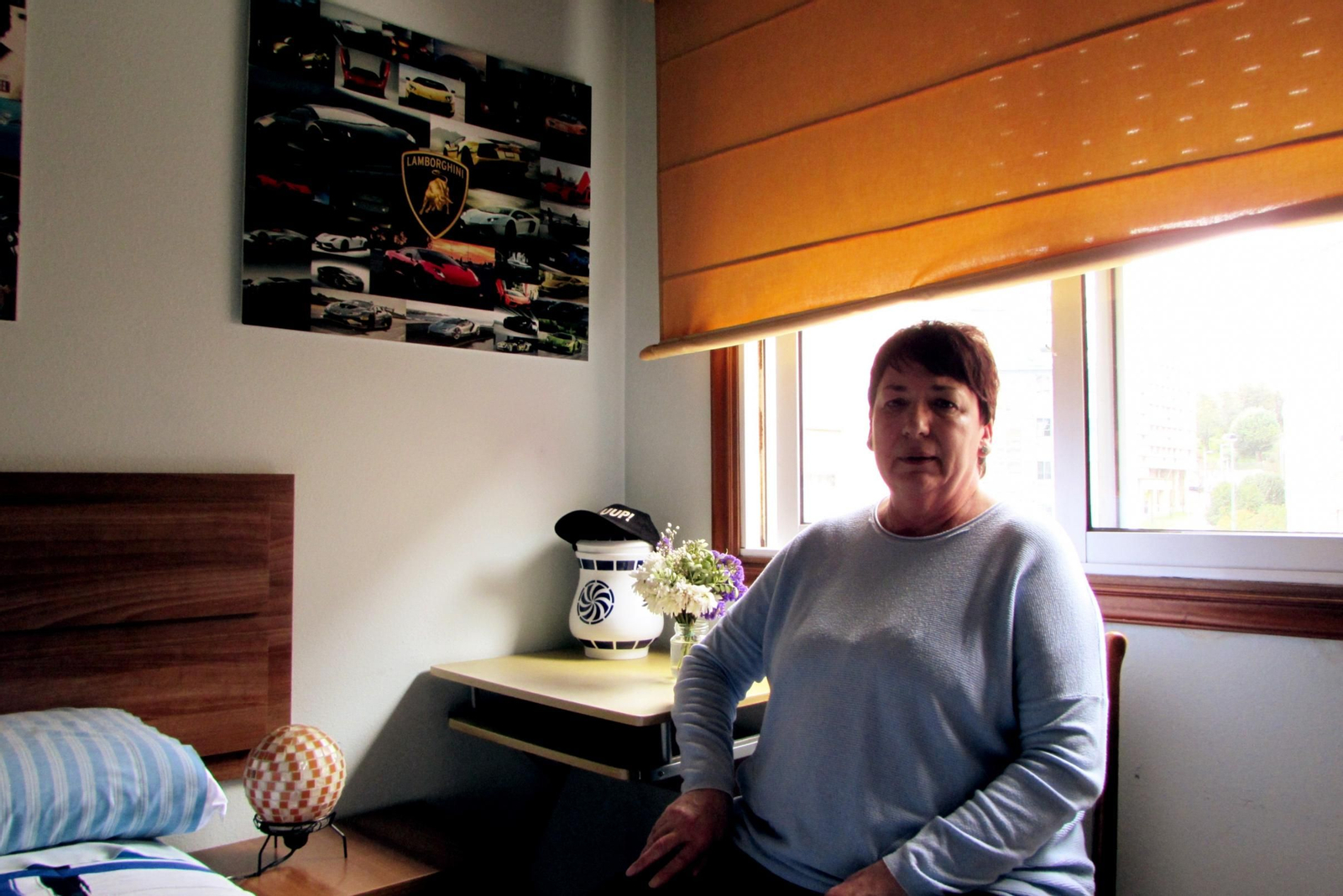 Belén Feijóo, en la habitación de su hijo Ole junto a la urna con sus cenizas.