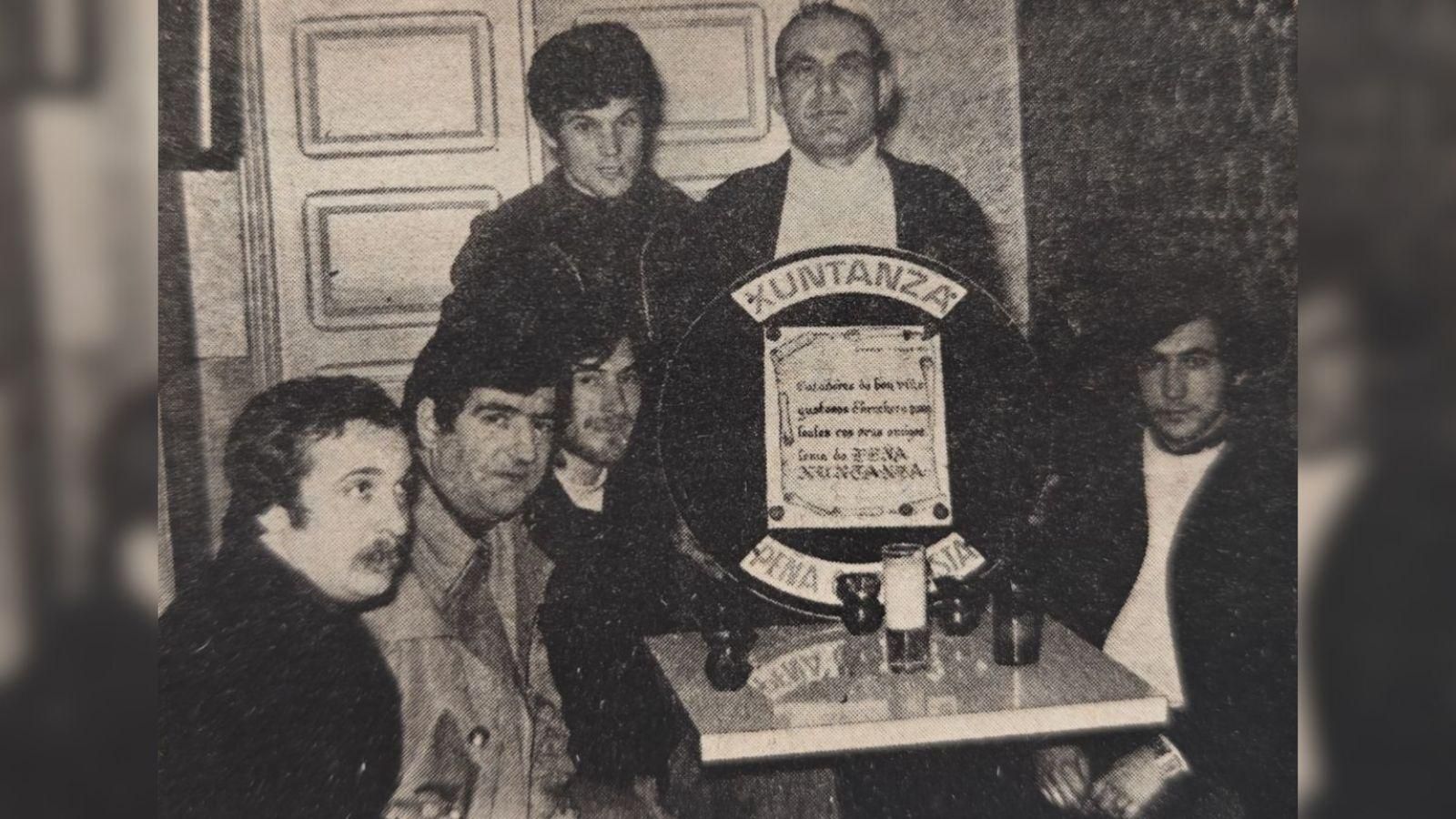 Seis de los miembros de la peña.