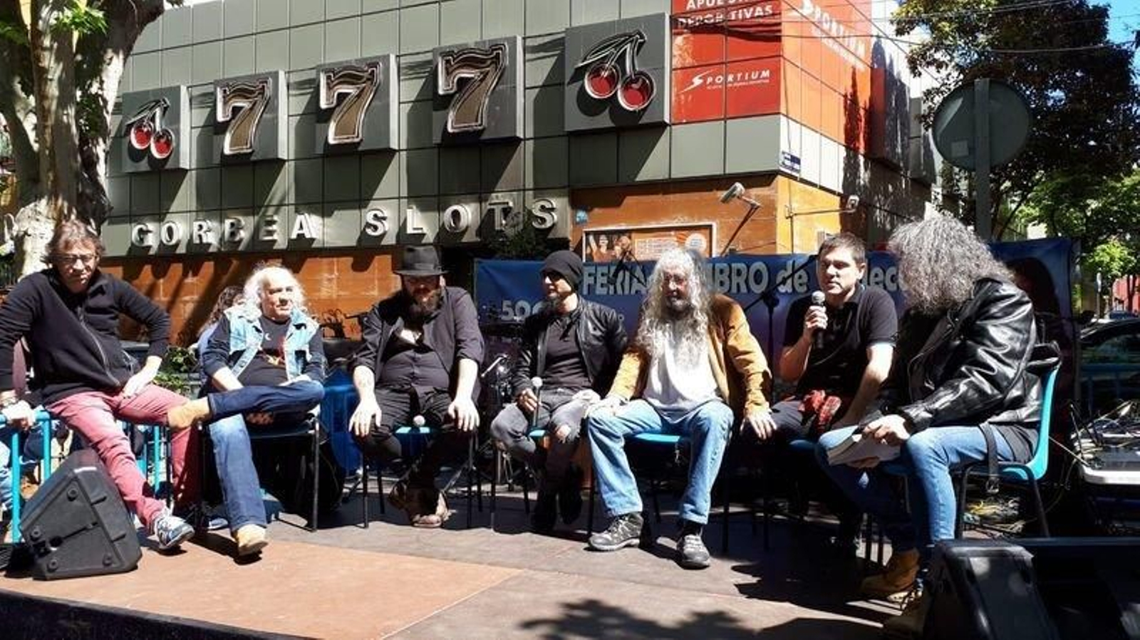 Yosi presentó su libro en Vallecas rodeado de amigos como Juankar o Kutxi Romero.