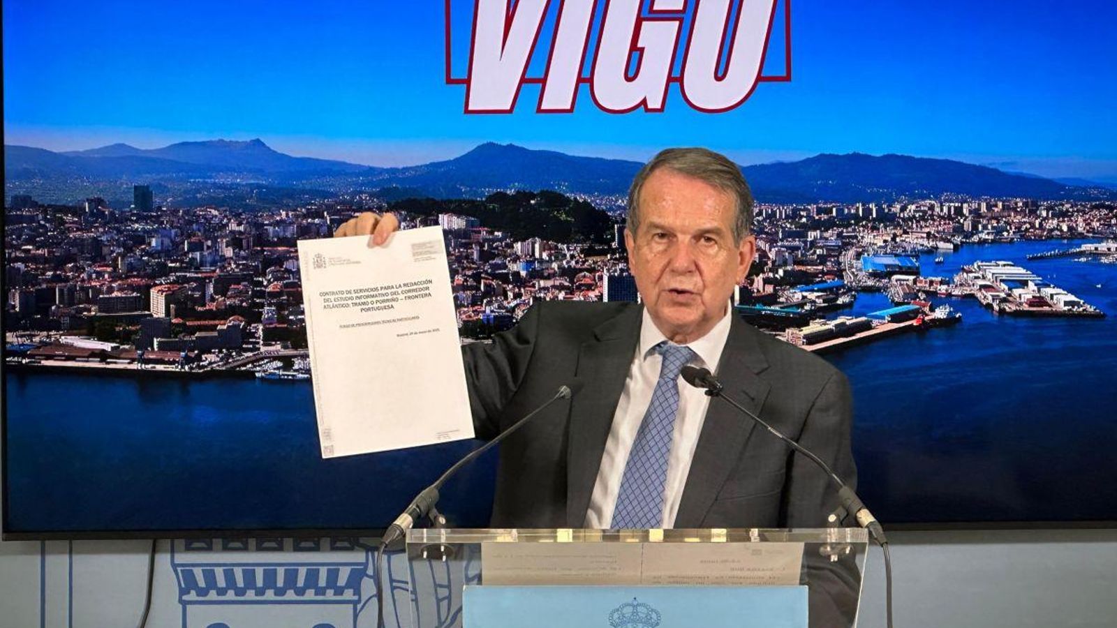 Caballero, mostrando la comunicación del Ministerio de Transportes.