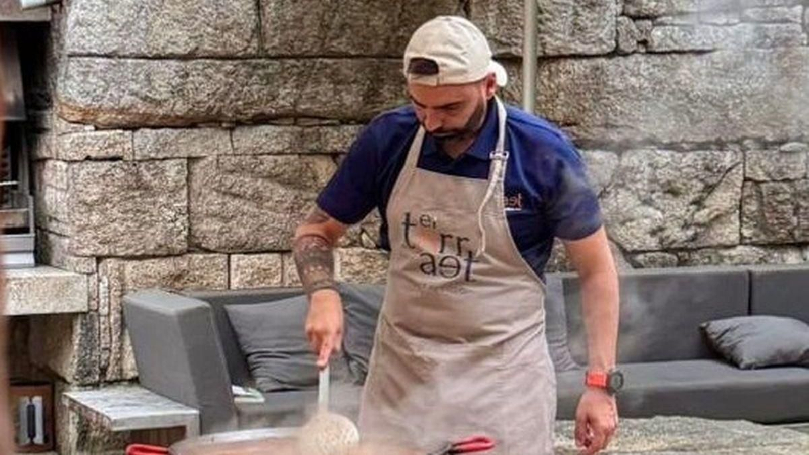 José Fernández cocinando una de sus paellas a domicilio.