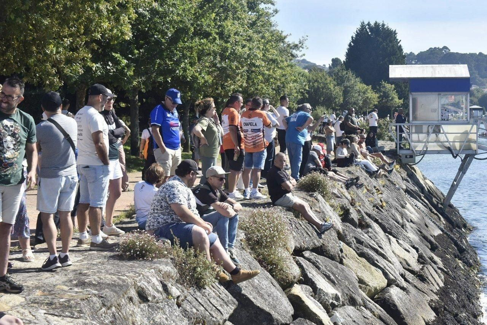 Público asistente en las traiñeiras en Redondela.