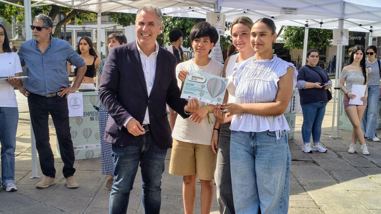Rafa Domínguez entrega uno de los premios de emprendimiento.