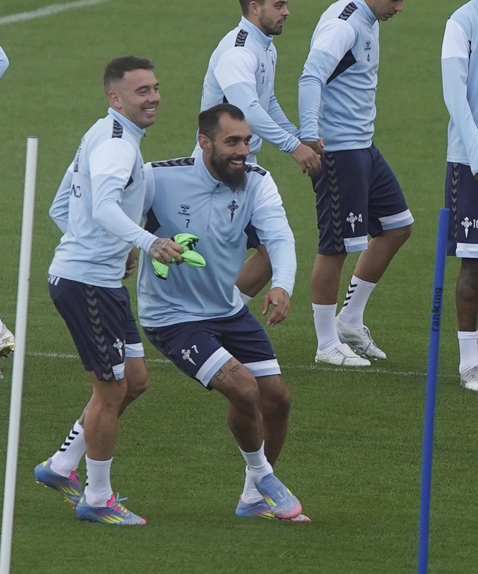 Iago Aspas y Borja Iglesias bromean en el inicio del entrenamiento de ayer en Mos.