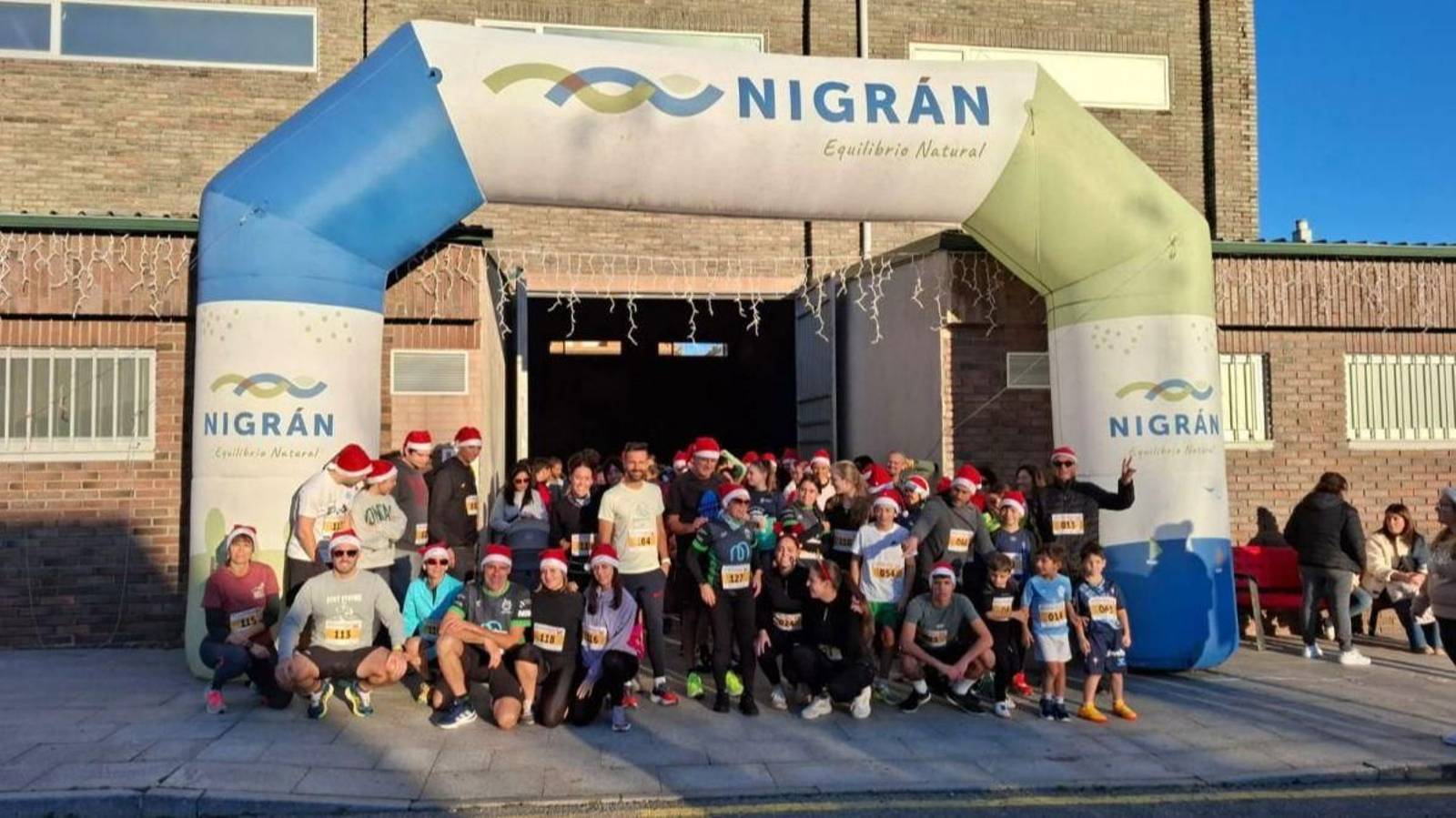 Foto de familia de gran parte de los deportistas que ayer acudieron al Polideportivo de Panxón.