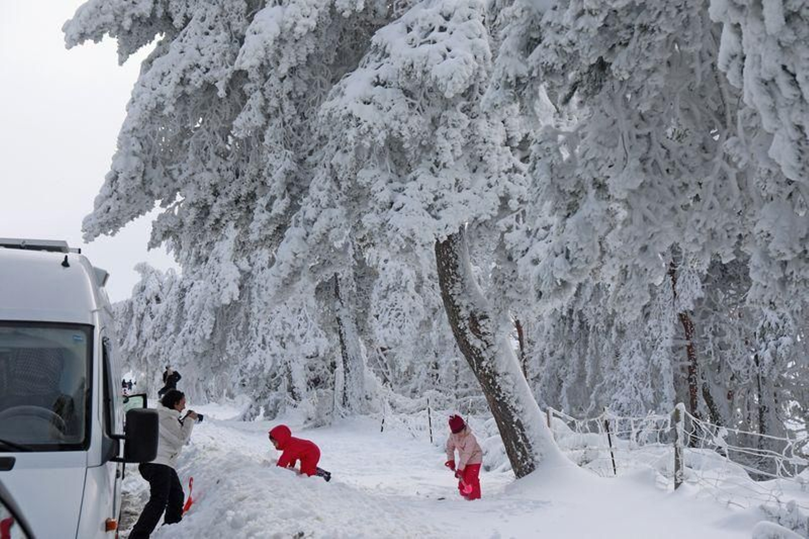 Juegos en la nieve en la estación de montaña de Manzaneda, el sábado. (Foto: José Paz)