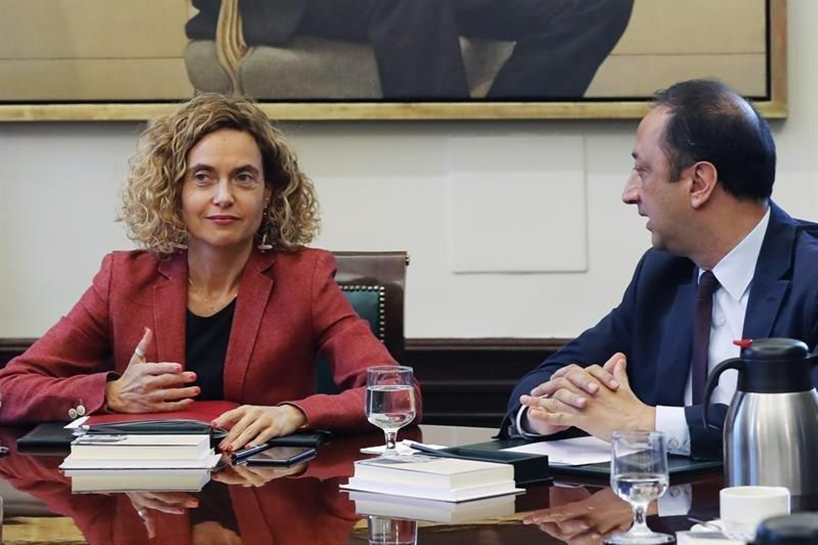 La presidenta de la Cámara, Meritxell Batet (c), junto al vicepresidente segundo de la Mesa del Congreso, Alfonso Rodríguez Gómez de Celis
