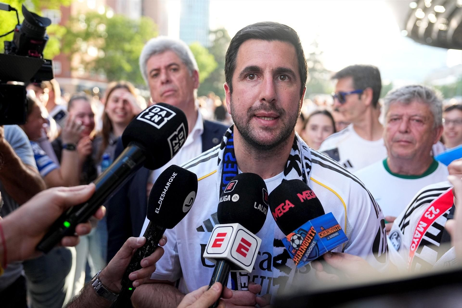 Enrique Riquelme atiende a los medios a su llegada al Santiago Bernabéu