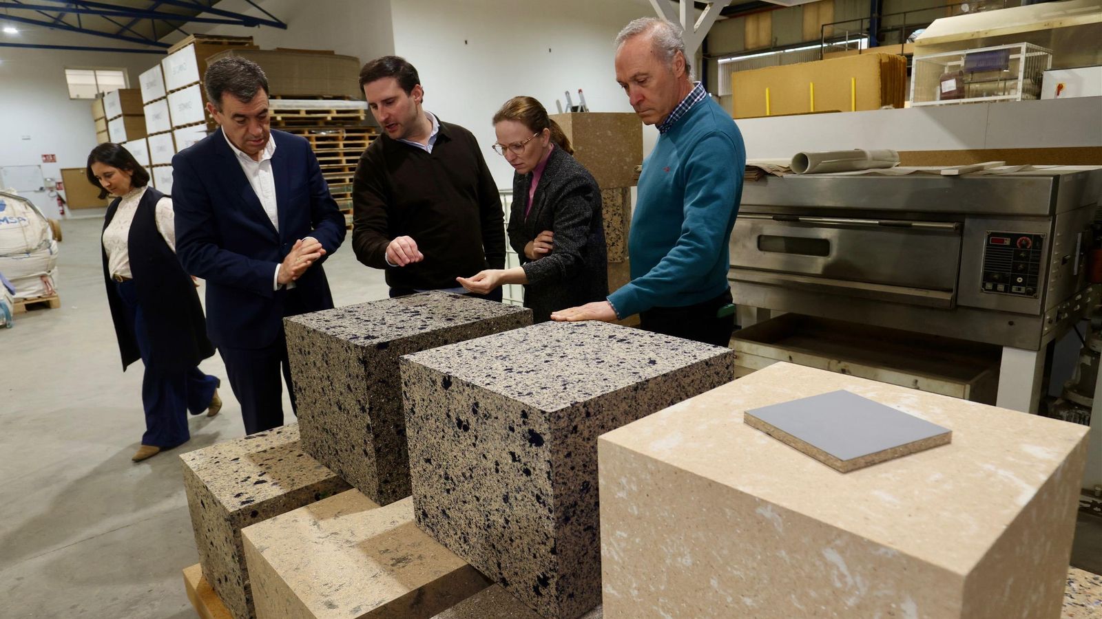 Visita del conselleiro de Educación, Román Rodríguez, este martes a la fábrica.