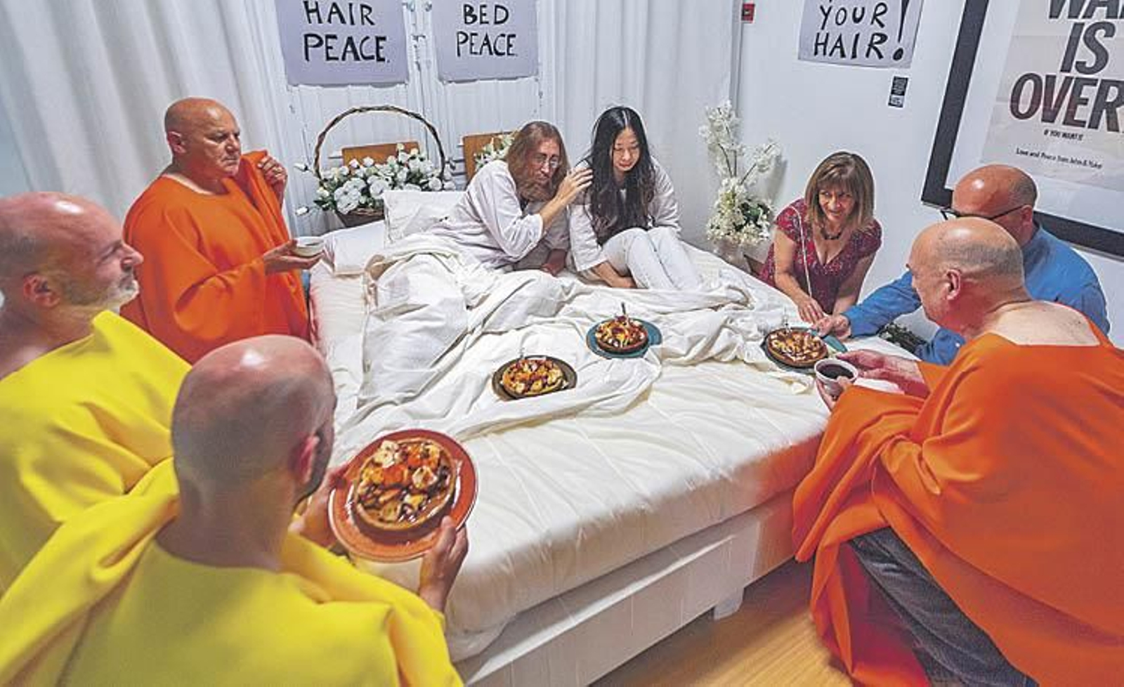 Rodaje del documental, recreando la escena de cama de John y Yoko.