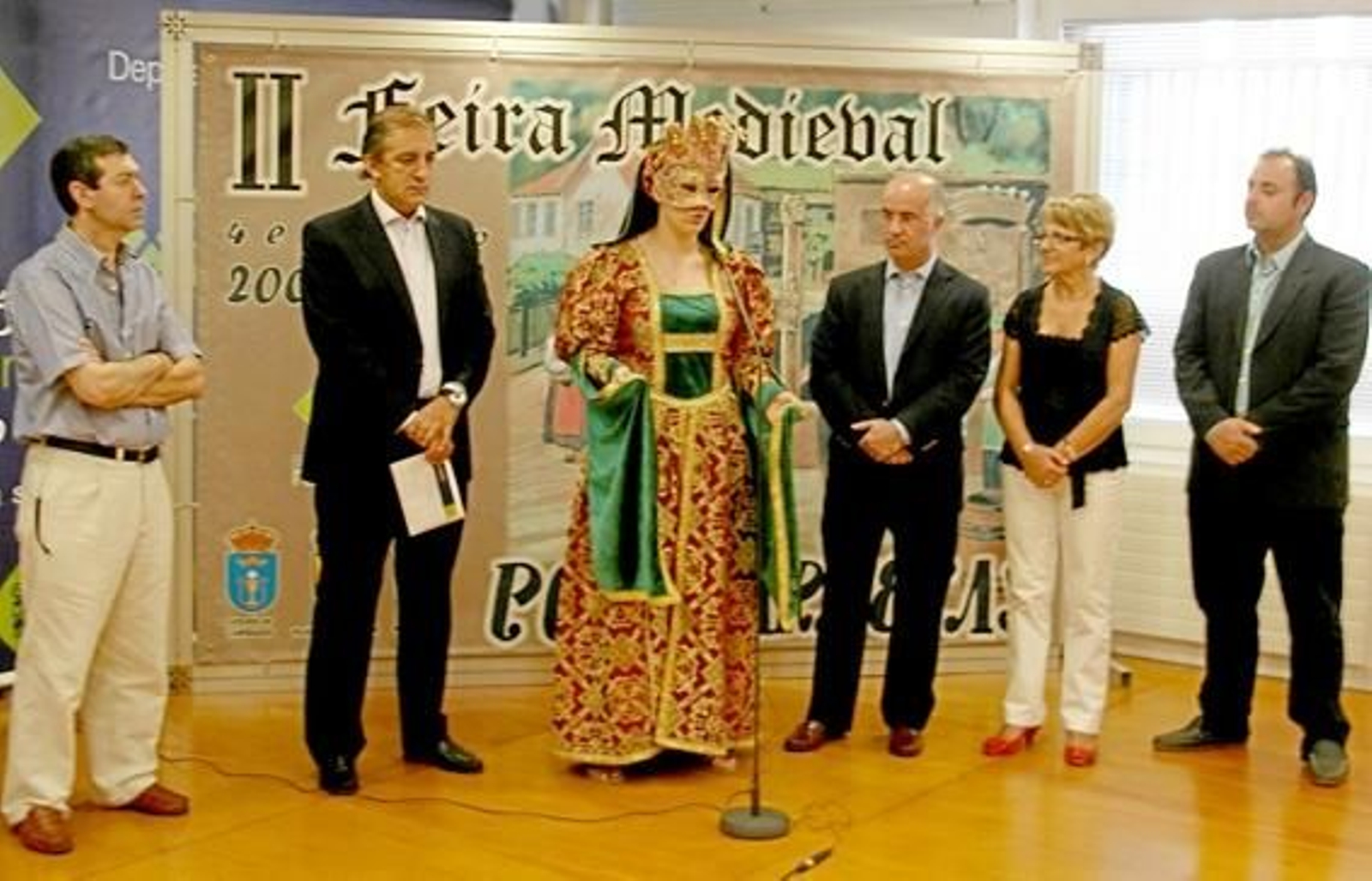 Representantes de los concellos, la Diputación y la actriz Fátima Rey.