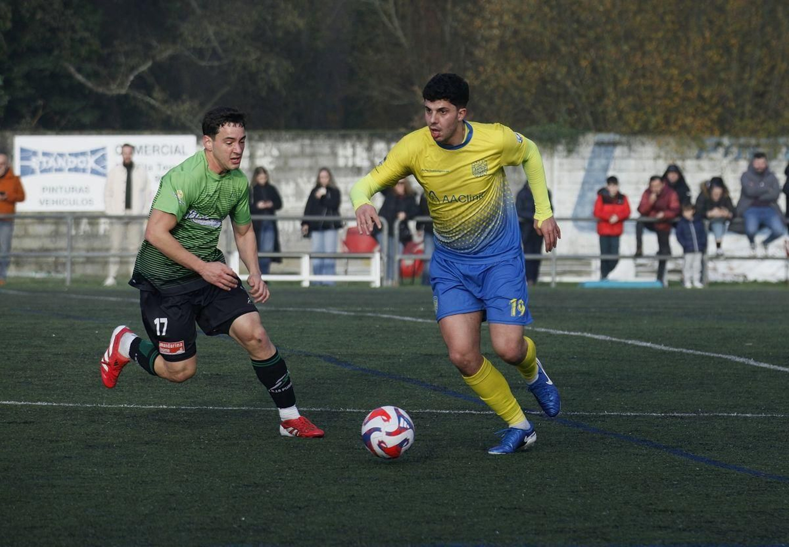 El industrial David se lleva el balón ante Nava, de la Purísima.