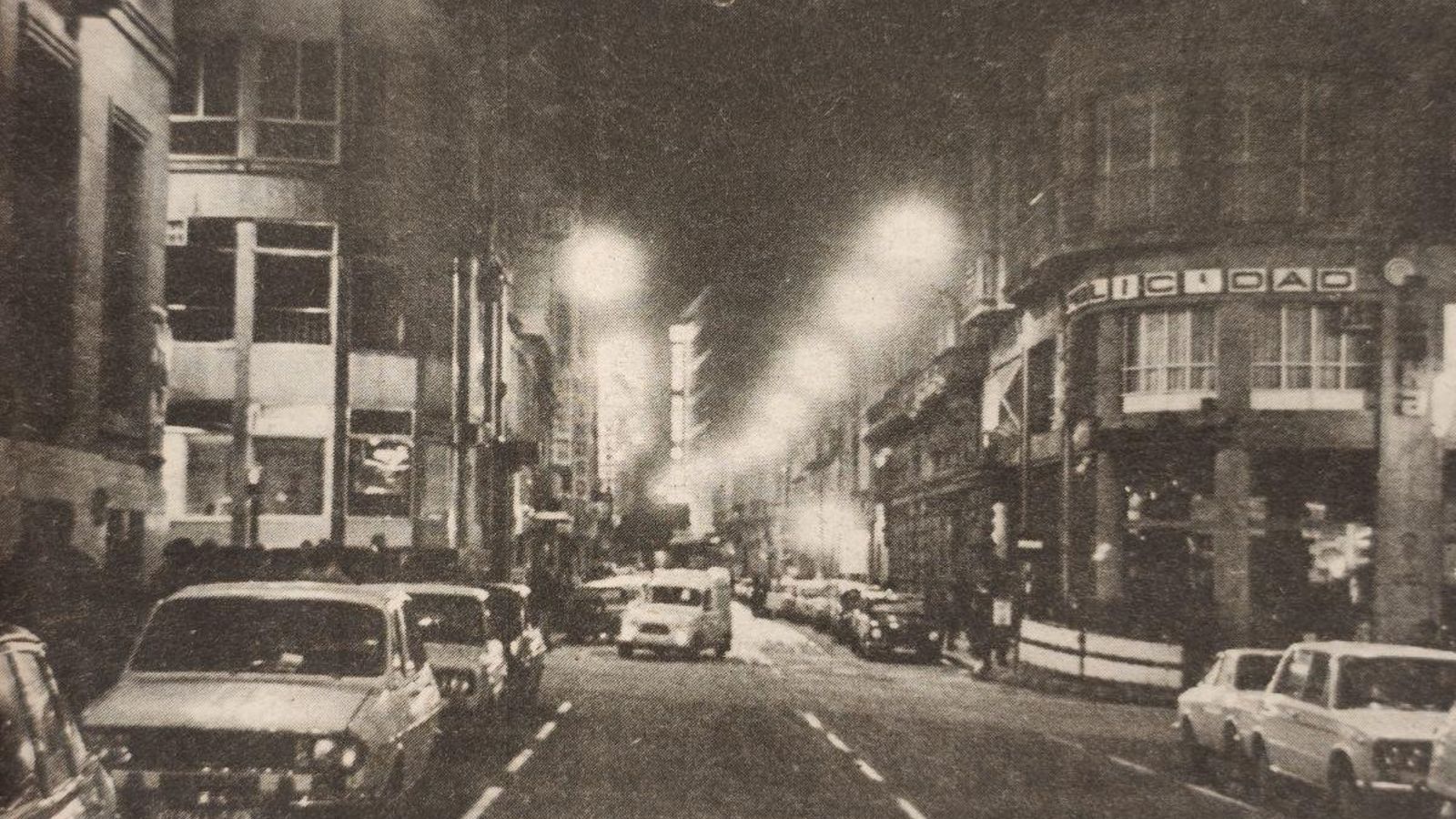 Cruce de Calvo Sotelo y Capitán Eloy con las luces de los escaparates apagadas.