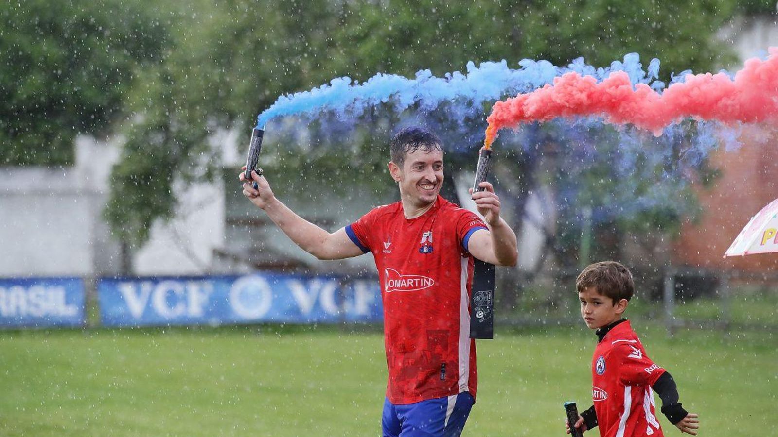 Hugo Domínguez, capitán del conjunto verinense, festeja el ascesno.
