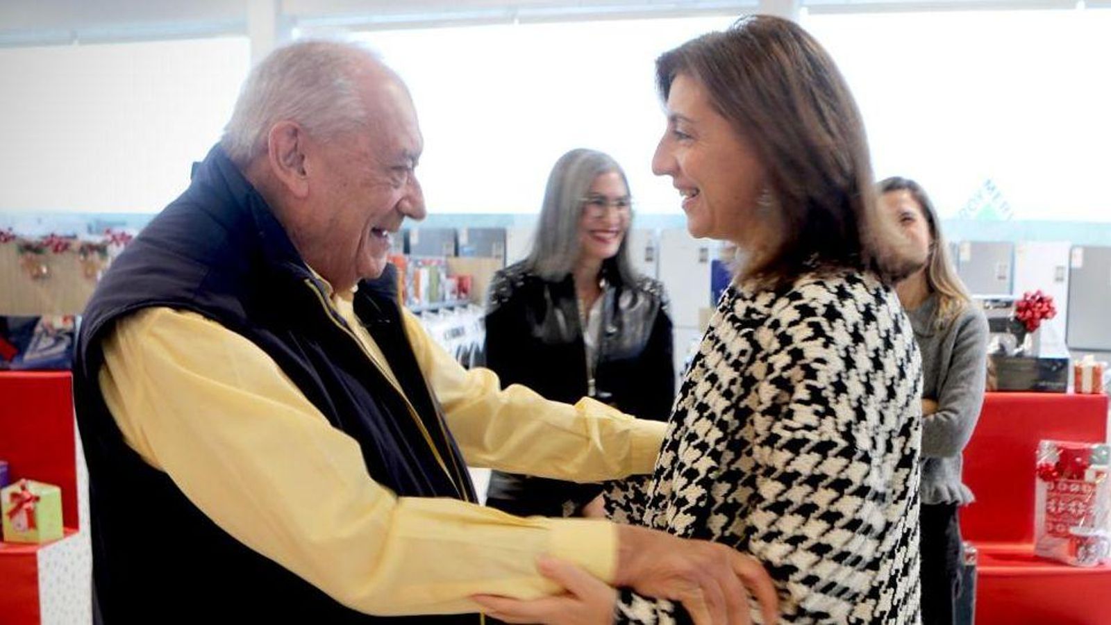 Jorge Bermello recibe a Ángeles Vázquez.