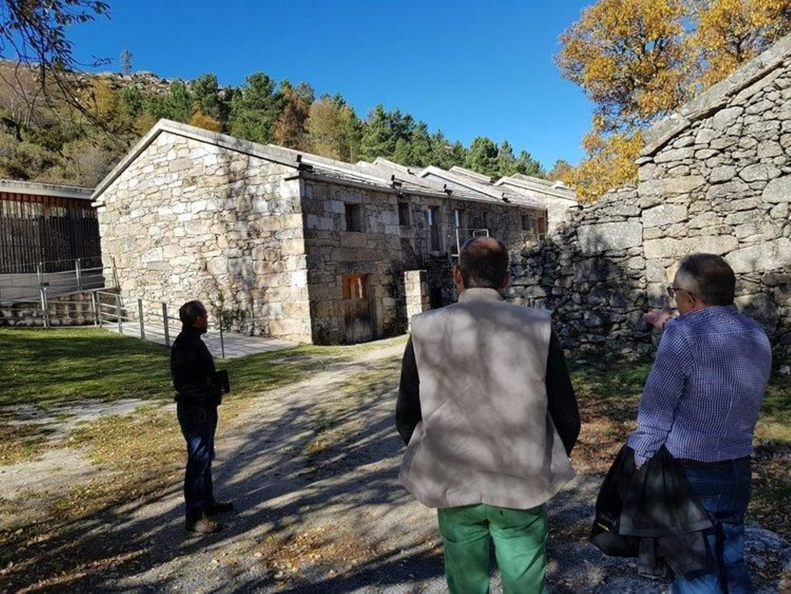 Plácido Álvarez (a la derecha) en una visita a la aldea de Salgueiro, una zona de acceso restringido del Xurés.