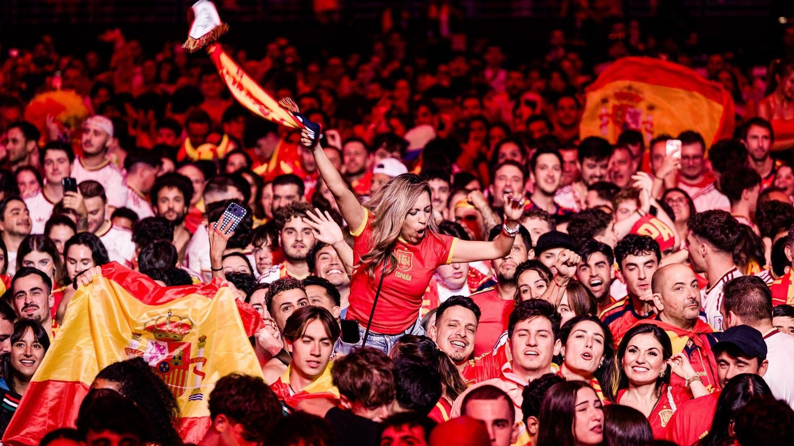 Aficionados reunidos en Madrid durante el juego de España contra Argentina por la copa del mundo.