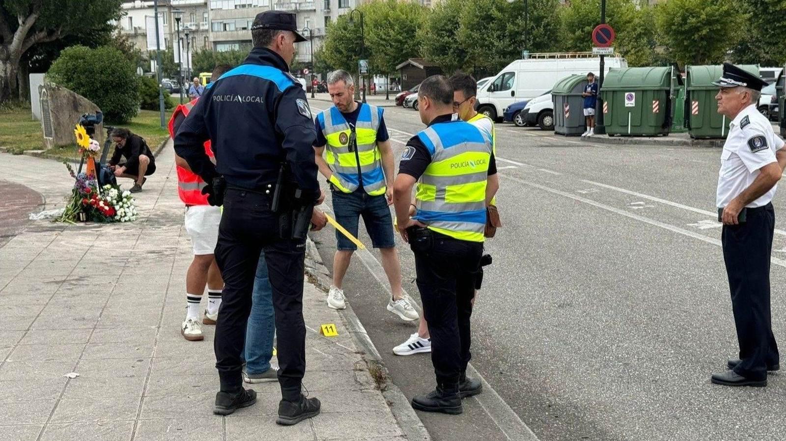 La policía reconstruye el accidente mortal de Cangas. // Alberte