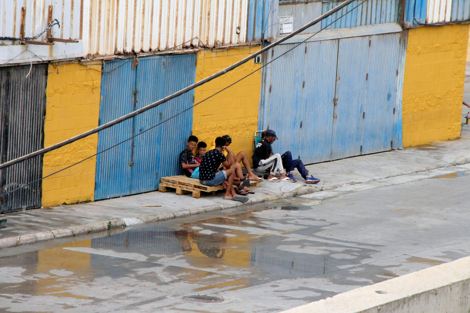 Un grupo de menores marroquís charla en las inmediaciones del centro del Tarajal, en Ceuta.